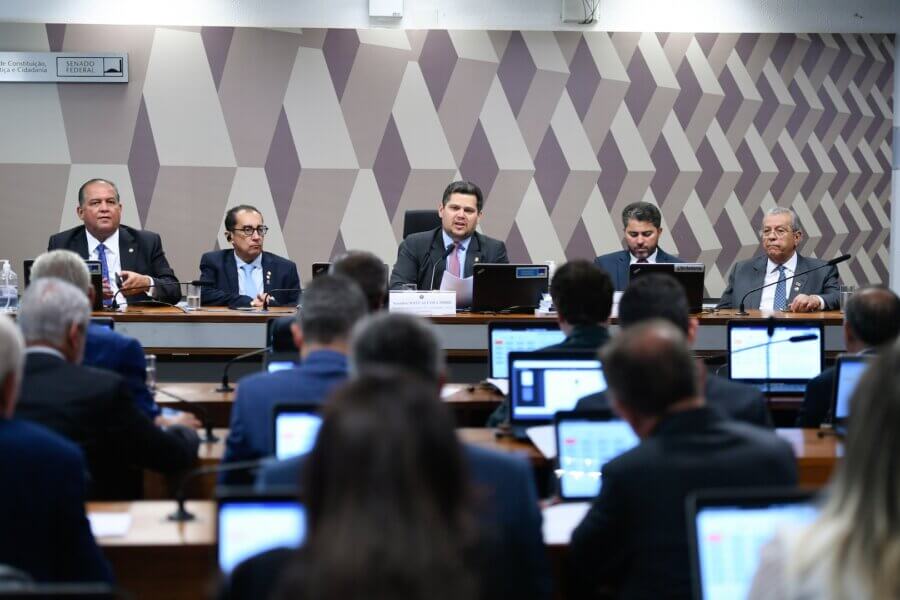 A CCJ do Senado aprovou nesta quarta-feira (17) a PEC do Quinquênio para aumentar os salários dos integrantes do Poder Judiciário 

Foto: Edilson Rodrigues/Agência Senado