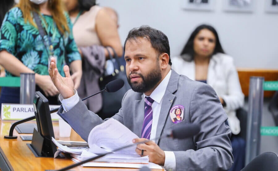 Líder do governo na Comissão de Segurança Pública, Henrique Vieira critica política de guerra às drogas e teme piora nos índices de violência. Foto: Vinicius Loures/Câmara dos Deputados