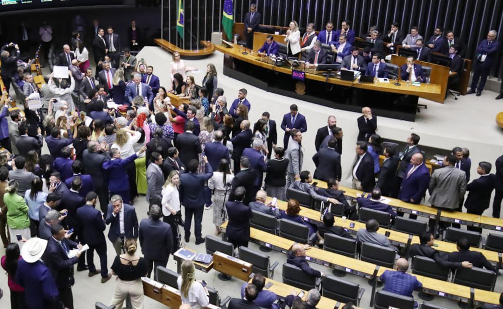 Câmara dos Deputados aprovou um projeto de lei que torna crime a venda de ingressos por terceiros a preços superiores aos originais. Foto: Zeca Ribeiro/Ag. Câmara