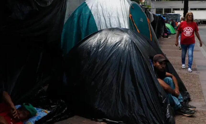 Integrantes do Movimento dos Trabalhadores Sem Teto (MTST) acampam na calçada do Viaduto do Chá, em São Paulo. Foto: Fernando Frazão/ABr