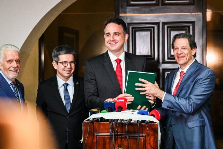 O presidente do Senado, Rodrigo Pacheco recebe o projeto de regulamentação da reforma tributária do ministro da Fazenda, Fernando Haddad

Foto: Pedro Gontijo/Senado Federal