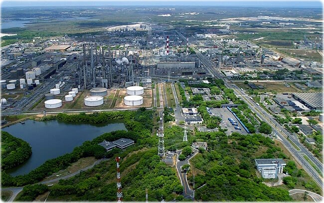 Polo Industrial de Camaçari, localizado a 50 km de Salvador, é um dos maiores do país. Foto: Governo da Bahia