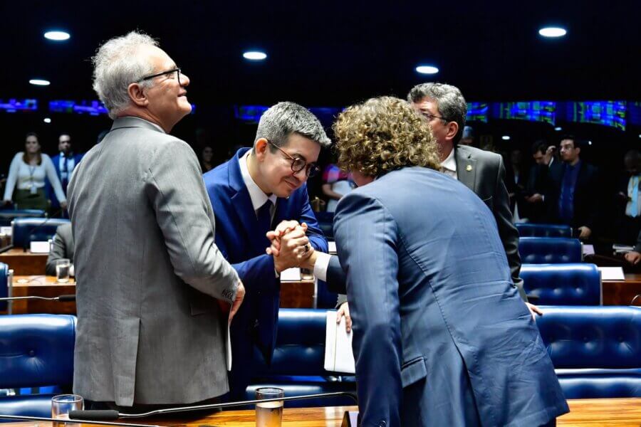 O líder do Governo no Congresso, senador Randolfe Rodrigues, foi o relator do projeto para aumentar a faixa da isenção do IR 

Foto: Waldemir Barreto/Agência Senado