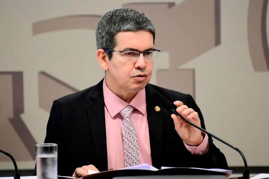 O líder do Governo no Congresso, senador Randolfe Rodrigues, é o relator do projeto de lei na CAE

Foto: Pedro França/Agência Senado