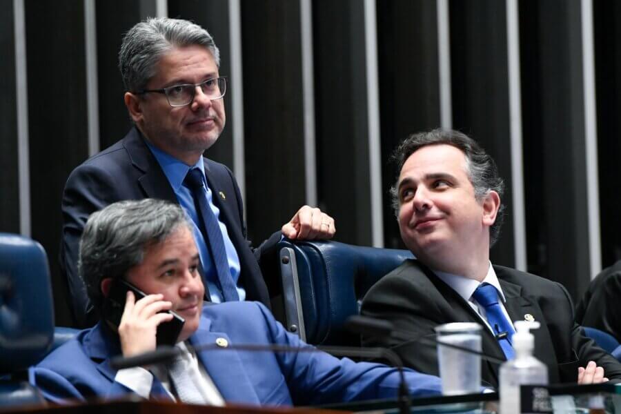 Os senadores Efraim Filho e Alessandro Vieira e o presidente do Senado, Rodrigo Pacheco, durante a sessão sobre a PEC das Drogas

Foto: Waldemir Barreto/Agência Senado