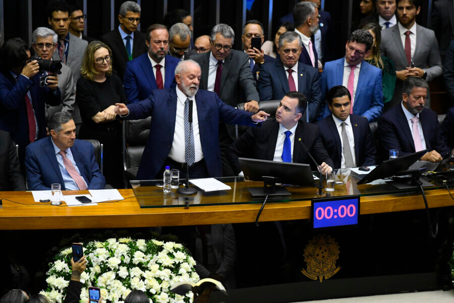 O presidente Lula na Mesa Diretora do Congresso Nacional, cercado por parlamentares e autoridades. Foto: Marcos Oliveira/Agência Senado