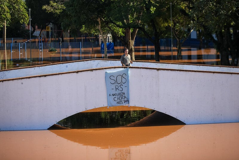 Protesto em ponte em Porto Alegre em meio à enchente. Foto: Gustavo Mansur/Palácio Piratini