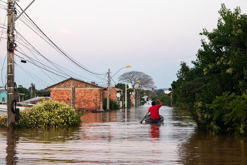 Barco virou principal meio de transporte num Rio Grande do Sul inundado. Foto: Thales Renato/Mídia Ninja