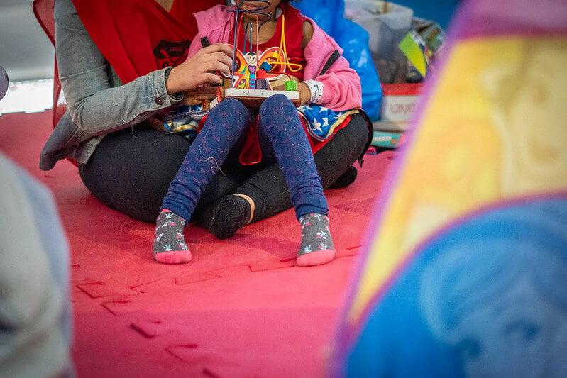 Mãe e filha desabrigadas pelas chuvas em acampamento no Rio Grande do Sul. Foto: Jürgen Mayrhofer/Governo do RS