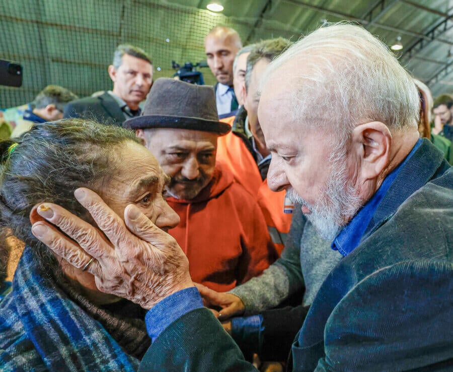 Lula conversa com senhora desabrigada em São Leopoldo. Foto: Ricardo Stuckert