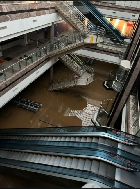 O Aeroporto Salgado Filho, em Porto Alegre, suspendeu as atividades de pousos e decolagens até o final do mês e maio, devido à catástrofe das chuvas que devastaram o Rio Grande do Sul. A pista do aeroporto está alagada. Dentro do prédio, a água já alcança as escadas rolantes. Foto: Reprodução