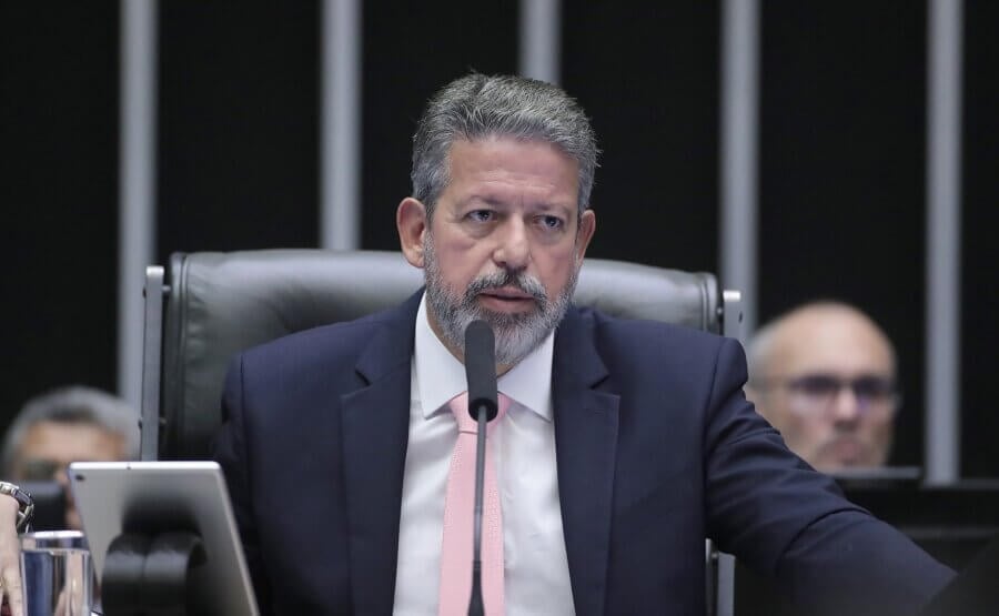 Presidente da Câmara respondeu questionamentos de Dino, mas não revelou os nomes dos parlamentares que solicitaram as emendas bloqueadas.
Foto: Zeca Ribeiro/Câmara dos Deputados
