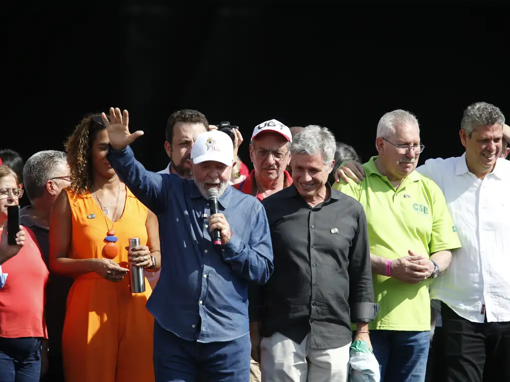 Lula com ministros no palco do evento organizado por centrais sindicais pelo 1º de Maio, em São Paulo. Foto: Paulo Pinto/Agência Brasil