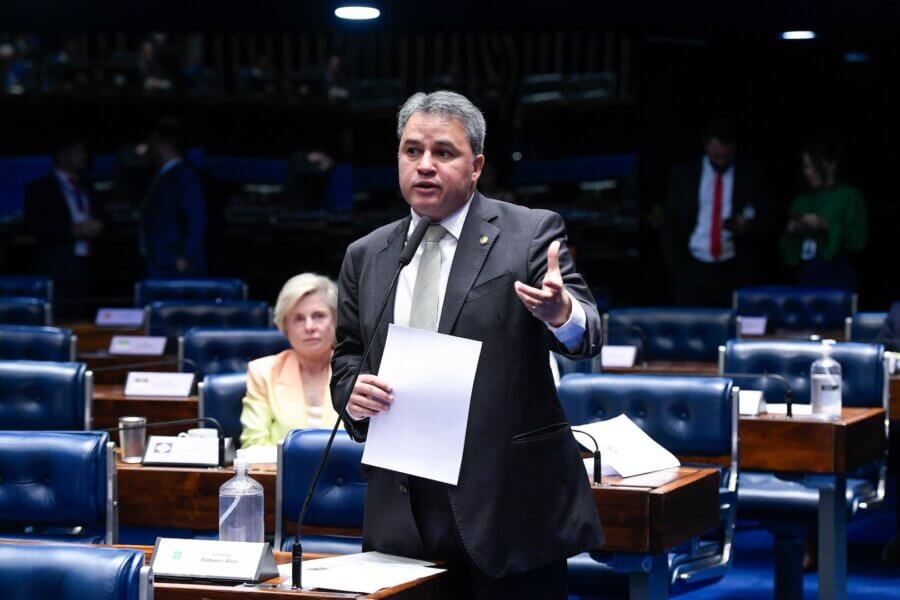 O senador Efraim Filho apresentou um novo projeto sobre a desoneração da folha, com um sistema de transição para reoneração

Foto: Jefferson Rudy/Agência Senado