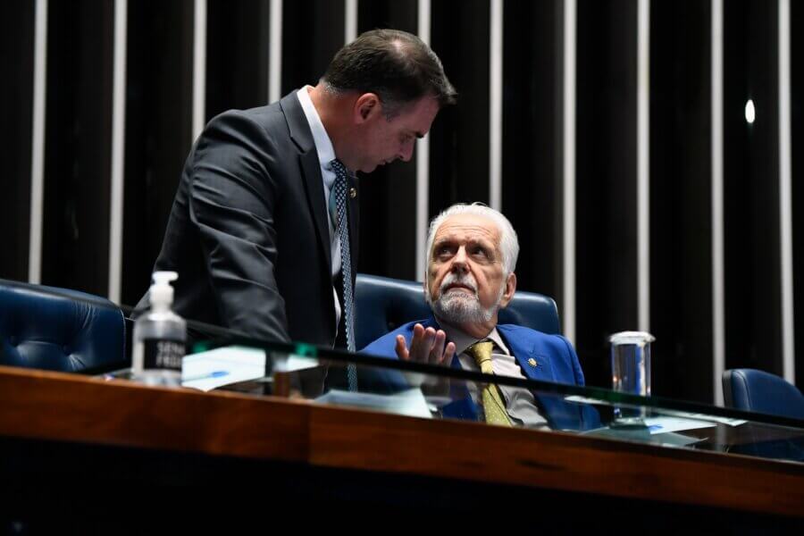 O senador Flávio Bolsonaro propôs mudanças no projeto; o líder do Governo no Senado e relator da matéria na CCJ, Jaques Wagner, aceitou parcialmente o pedido

Foto: Roque de Sá/Agência Senado