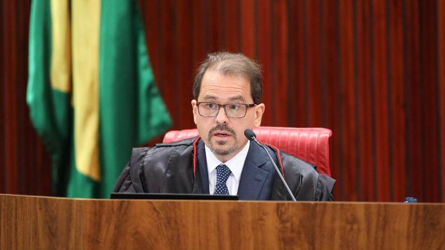 Logo após a leitura do relatório pelo relator do caso, ministro Floriano de Azevedo Marques, o julgamento foi suspenso.. Foto: TSE