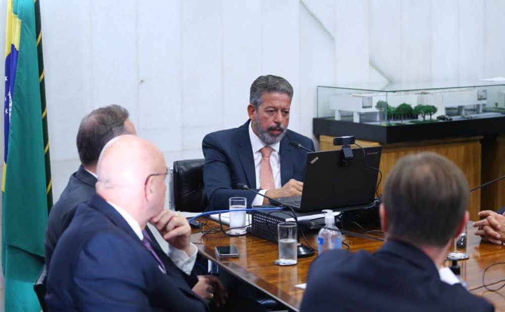 Lira, contudo, ainda busca um entendimento a não retirada por completo do valor da taxação de US$ 50 do texto original. Foto: Vinicius Loures/Câmara dos Deputados