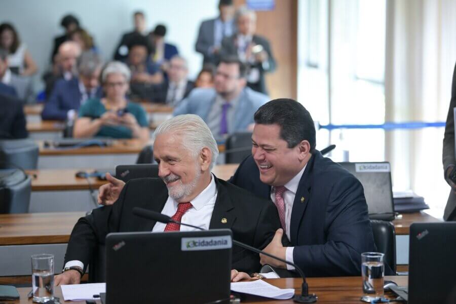 O líder do Governo no Senado, Jaques Wagner e o presidente da CCJ, Davi Alcolumbre durante sessão da comissão

Foto: Pedro França/Agência Senado