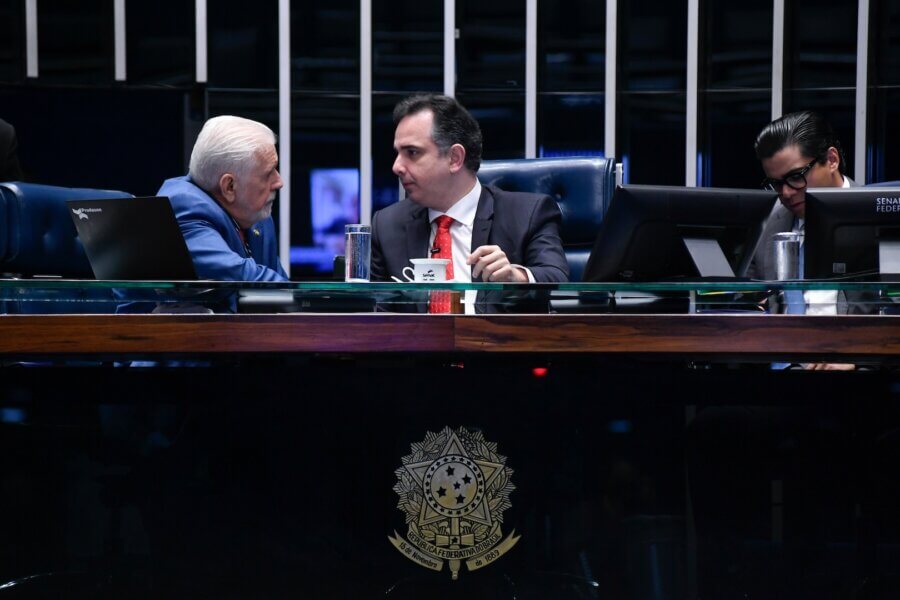 O líder do governo no Senado, Jaques Wagner (PT-BA) foi avisado do adiamento pelo presidente do Senado, Rodrigo Pacheco (PSD-MG) durante a sessão

Foto: Jefferson Rudy/Agência Senado