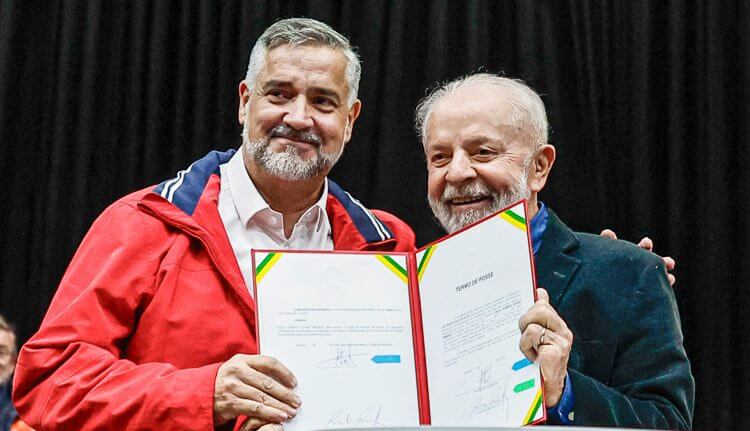 Lula e Pimenta exibem ato de nomeação do ex-ministro da Secom como autoridade federal no Rio Grande do Sul. Foto: Ricardo Stuckert