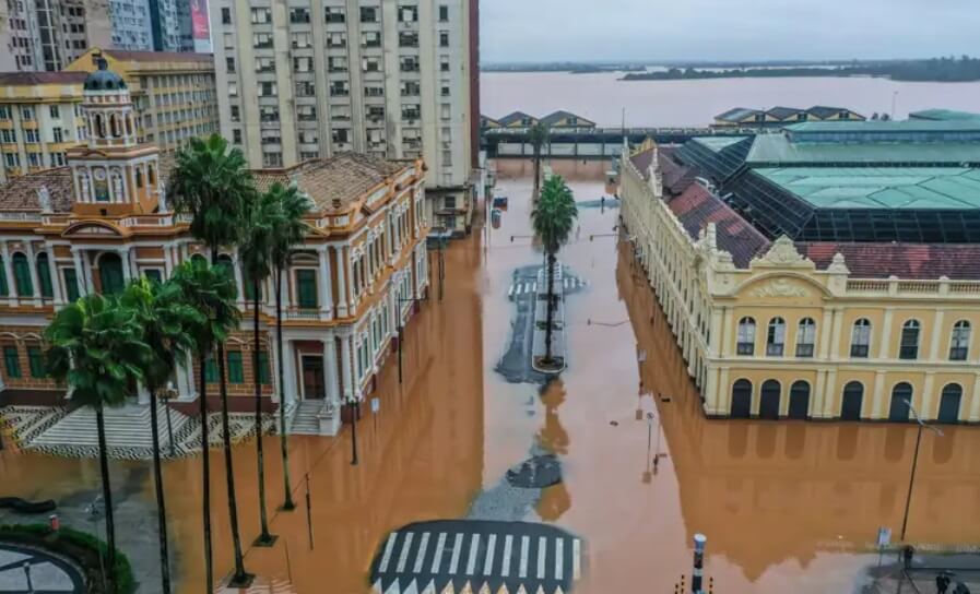 Prefeitura de Porto Alegre, à esquerda, e o Mercado Municipal, à direita, alagados, após chuva intensa. Foto: Gilvan Rocha/ABr