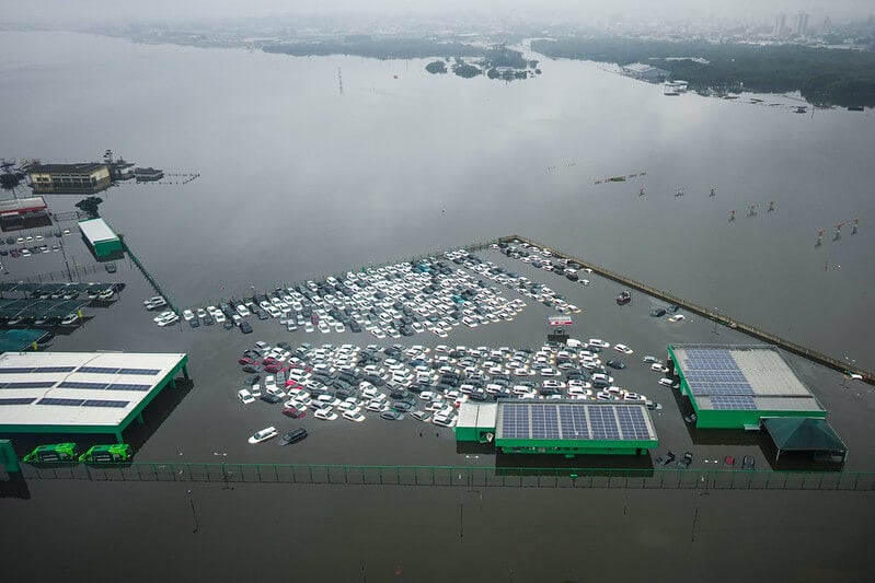 Veículos cobertos pela água na região metropolitana de Porto Alegre. Seguros de autos estão entre os mais requisitados no RS. Foto: Maurício Tonetto/Secom-RS