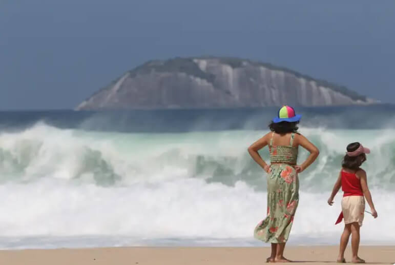 Ressaca na orla de Ipanema e Leblon, zona sul da cidade. Foto: Tânia Rêgo/Agência Brasil