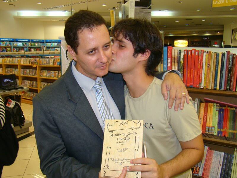 Valério Luiz Filho, ainda adolescente, beija o pai durante o lançamento de um livro de poesias em Goiânia. Foto: Arquivo pessoal