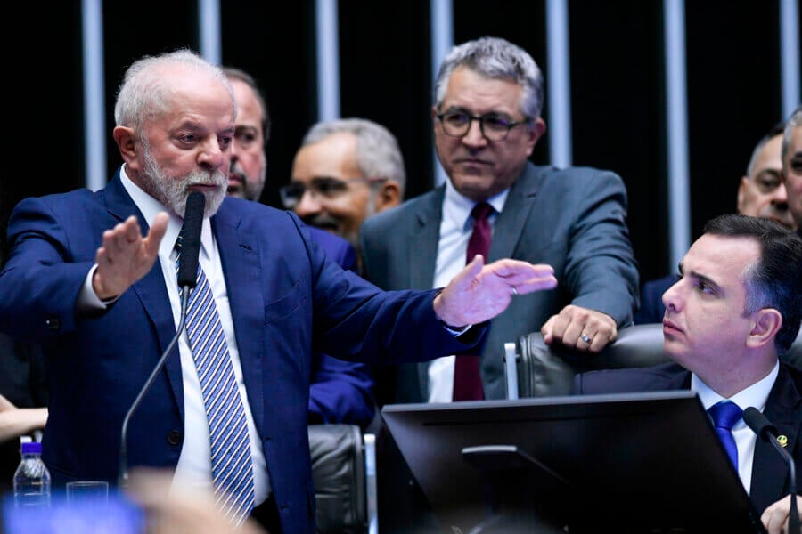 Lula no Congresso Nacional. No lado direito na imagem, o presidente do Senado, Rodrigo Pacheco; no fundo, 
o ministro Alexandre Padilha, das Relações Institucionais. Foto: Jeferson Rudy/Agência Senado