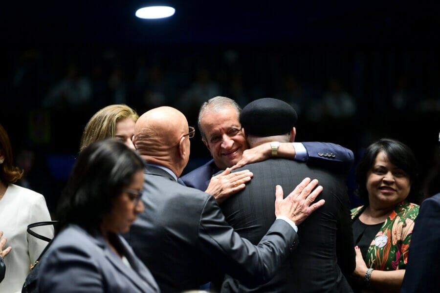 O presidente do PL, Valdemar Costa Neto, abraçando senadores. Foto: Pedro França/Agência Senado