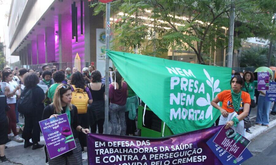 Manifestantes em São Paulo acusam Cremesp de criminalizar aborto legal. Foto: Rovena Rosa/ABr