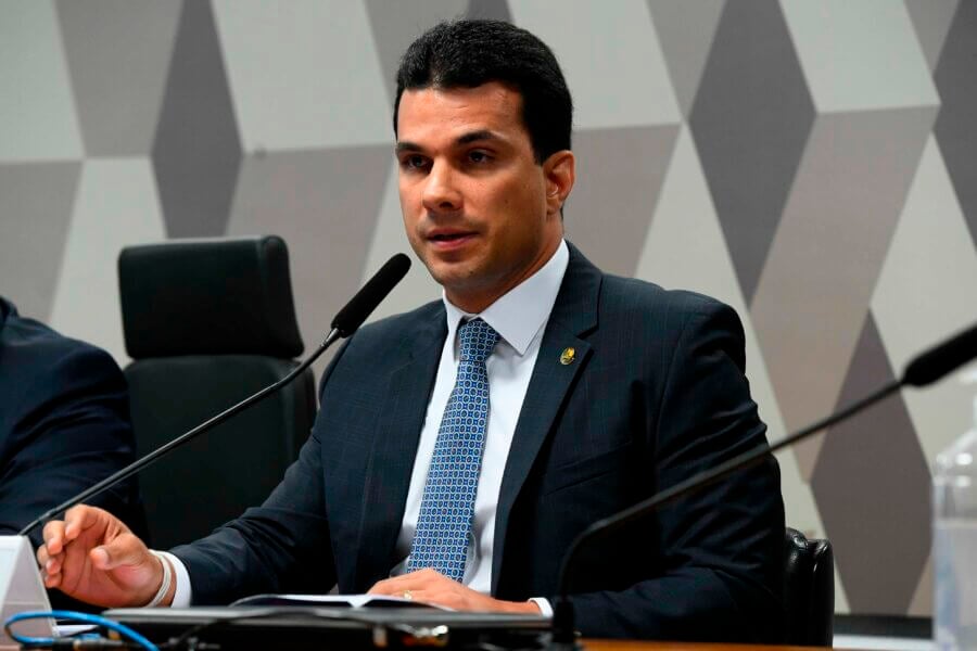 O relator do projeto que legaliza jogos de azar, senador Irajá, durante votação do PL na CCJ do Senado

Foto: Saulo Cruz/Agência Senado