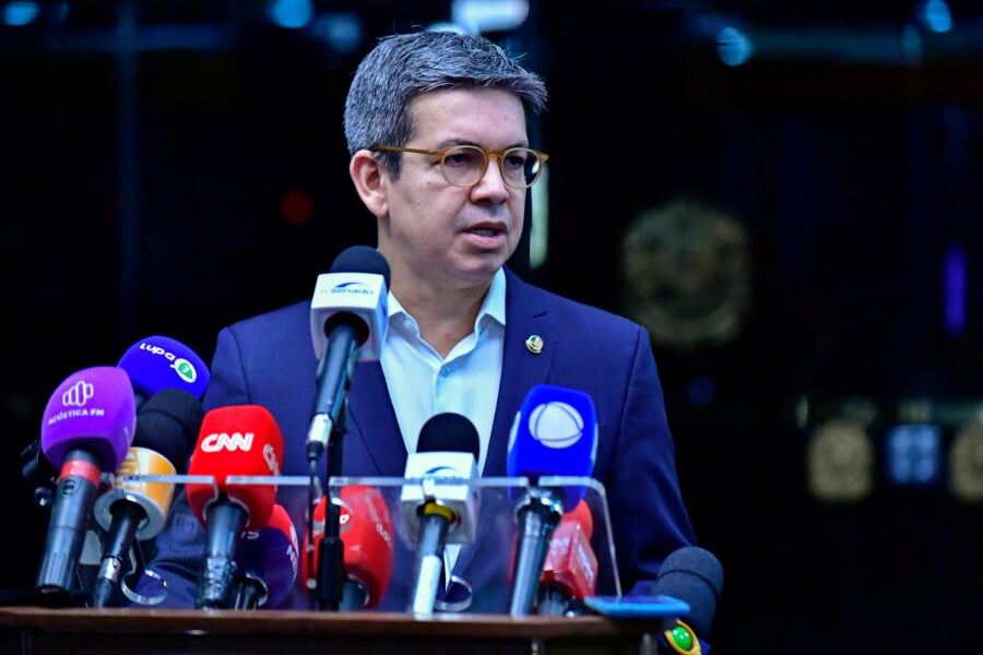 Líder do governo no Congresso Nacional, senador Randolfe Rodrigues (sem partido-AP), concede entrevista coletiva e fala sobre a operação da Polícia Federal, desta quinta-feira (11), relativa ao monitoramento de autoridades.
 
Foto: Waldemir Barreto/Agência Senado
