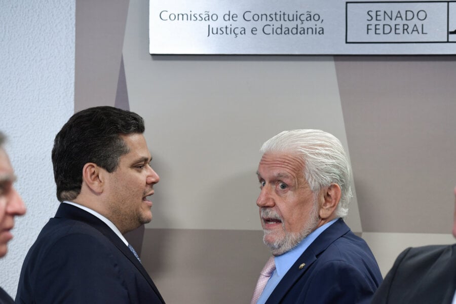 O presidente da CCJ do Senado, Davi Alcolumbre (esq.), e o líder do Governo no Senado, Jaques Wagner (dir.). Foto: Edilson Rodrigues/Agência Senado