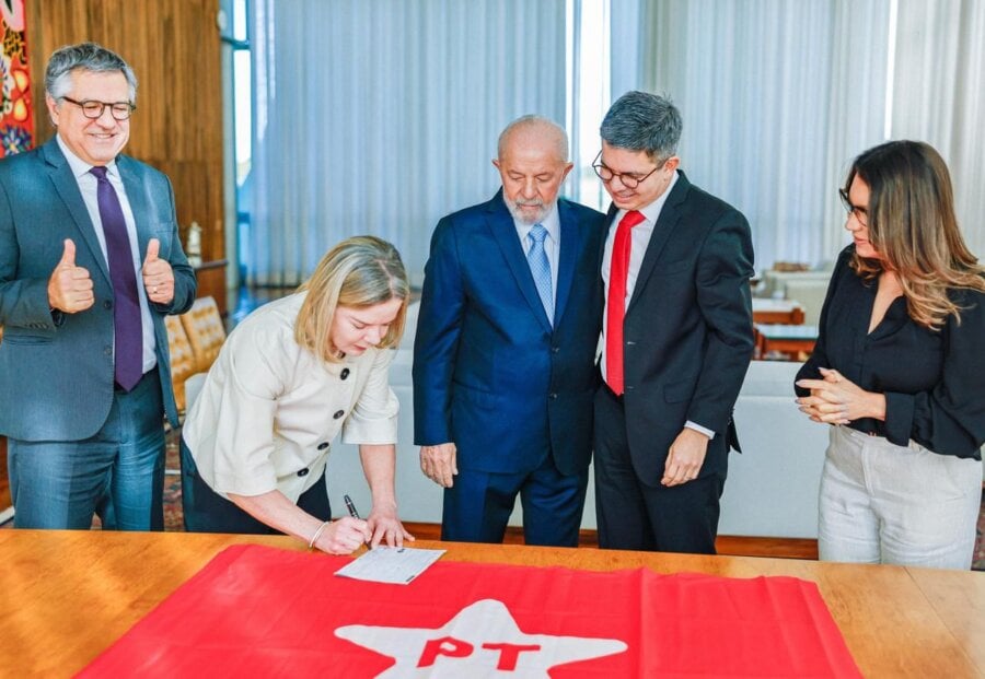 Da esquerda para a direita: o ministro Alexandre Padilha; a presidente do PT, Gleisi Hoffmann; o presidente Lula; o líder do Governo no Congresso, senador Randolfe Rodrigues; e a primeira-dama Janja Lula da Silva | Foto: Ricardo Stuckert