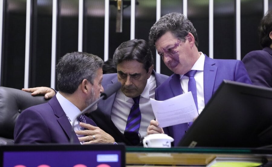 Câmara retirou parte das mudanças do Senado à regulamentação da reforma tributária, reduzindo a alíquota geral de 28,55% para 27,91%.
Foto: Mário Agra/Câmara dos Deputados