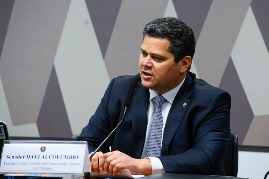 O presidente da CCJ, Davi Alcolumbre, descartou colocar a PEC em pauta durante a sessão desta quarta-feira (17)

Foto: Marcos Oliveira/Agência Senado