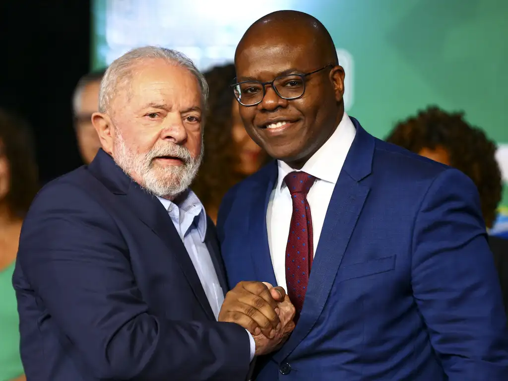 O presidente Lula (PT) com o ministro dos Direitos Humanos, Silvio Almeida.  Foto: Marcelo Camargo/Agência Brasil