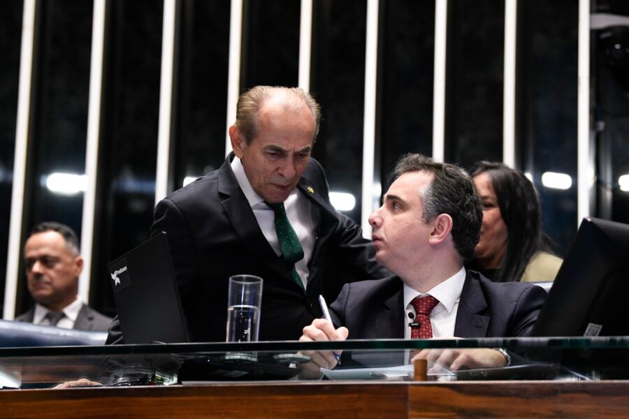 O relator da PEC do fim da reeleição, senador Marcelo Castro, e o
presidente do Senado, Rodrigo Pacheco

Foto: Roque de Sá/Agência Senado