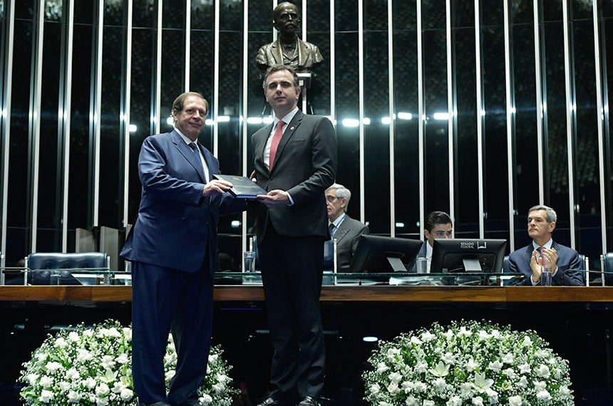 O ministro do STJ Luis Felipe Salomão entrega o anteprojeto do novo Código Civil ao presidente do Senado, Rodrigo Pacheco. Foto: Ag. Senado