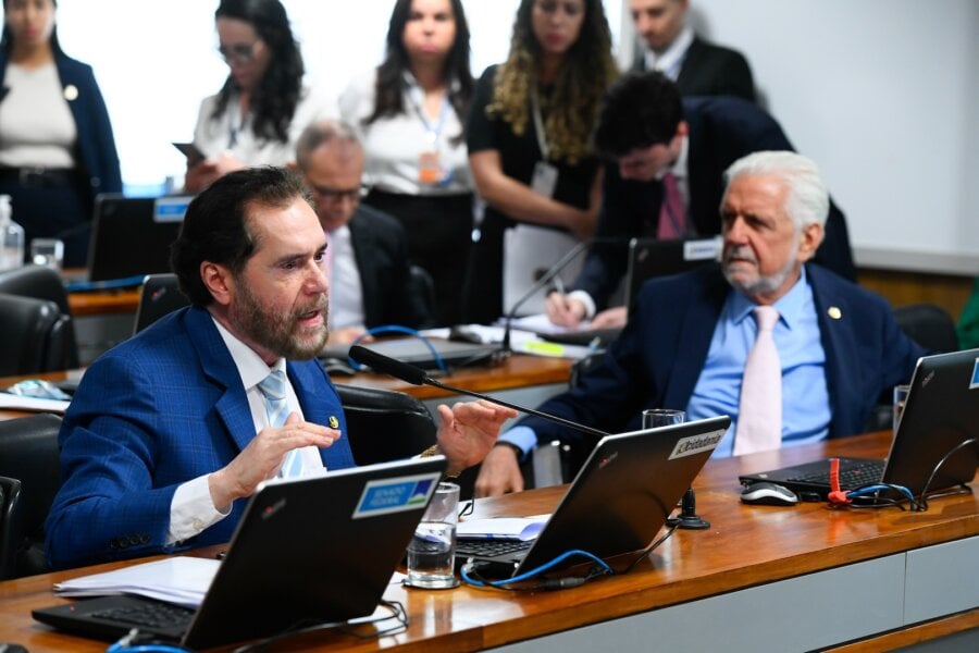 O senador Plínio Valério resiste a retirar a transformação do BC em empresa pública da PEC; o líder do Governo no Senado, Jaques Wagner pressiona para evitar a medida

Foto: Marcos Oliveira/Agência Senado