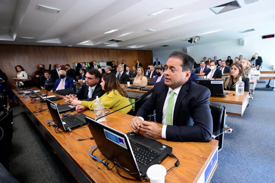 Sala da CCJ do Senado. No destaque, o senador Weverton (PDT-MA). Foto: Pedro França/Agência Senado