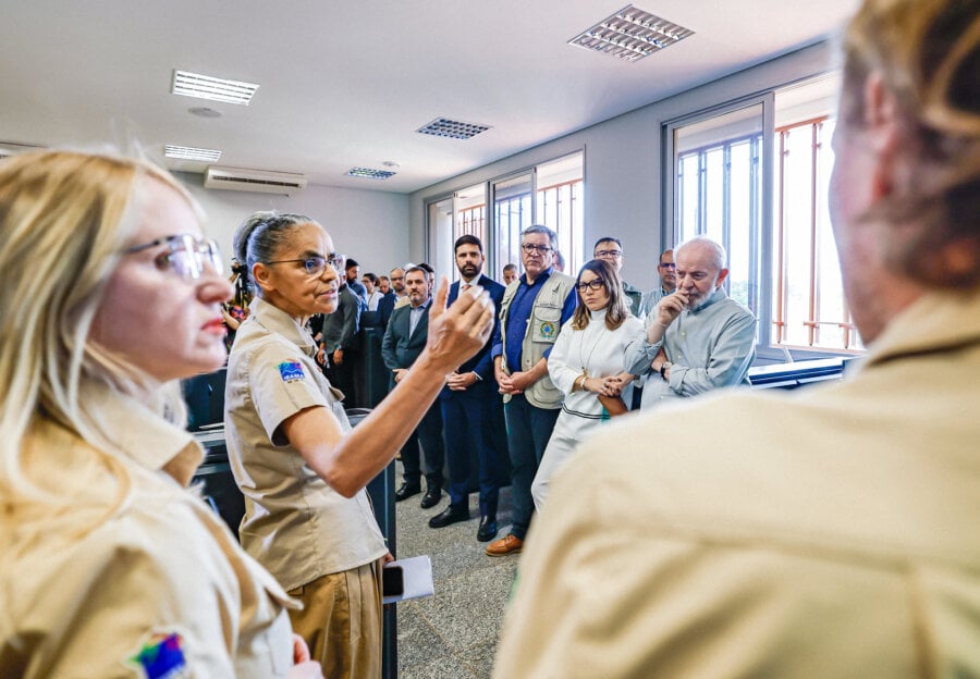 A ministra do Meio Ambiente, Marina Silva, durante visita do presidente Lula (PT) ao Ibama neste domingo (25). Foto: Ricardo Stuckert/Presidência da República