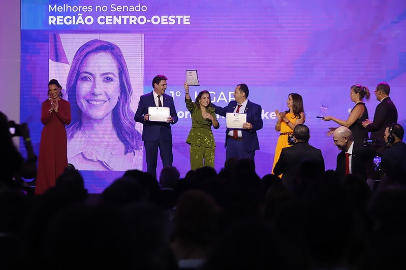 Soraya Thronicke foi a senadora mais bem avaliada do Centro-Oeste. Ao lado dela, Wilder Morais e Jorge Kajuru na cerimônia de premiação. Foto: Paulo Negreiros