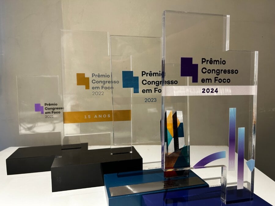 O cobiçado troféu do Prêmio Congresso em Foco 2024 e exemplares das três edições anteriores. Foto: Congresso em Foco