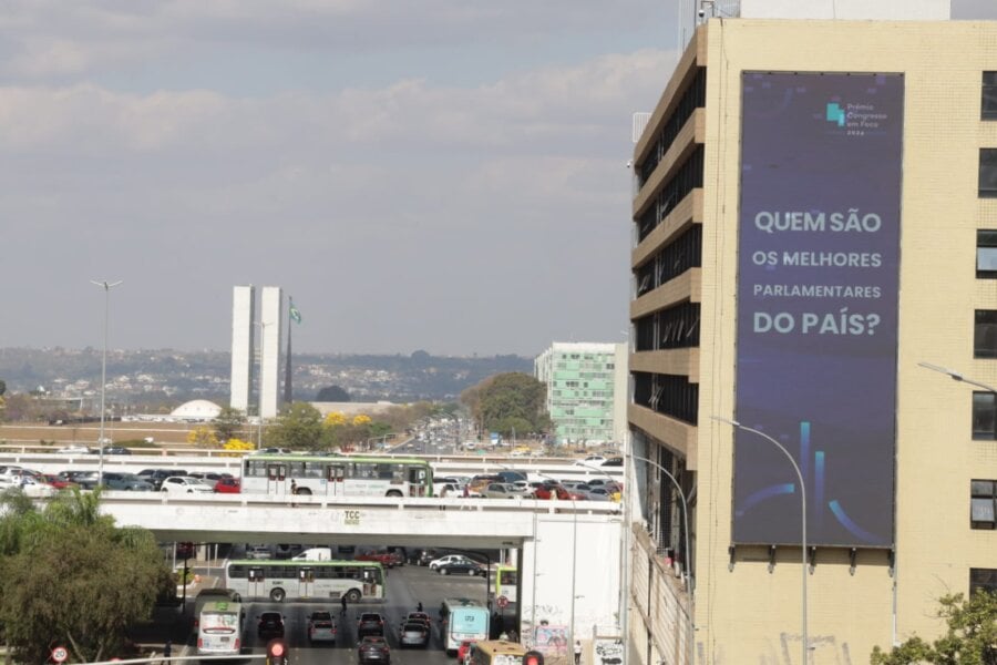 Painel de LED instalado em frente à Rodoviária do Plano Piloto. Ao fundo, o Congresso Nacional. Foto: Paulo Negreiros