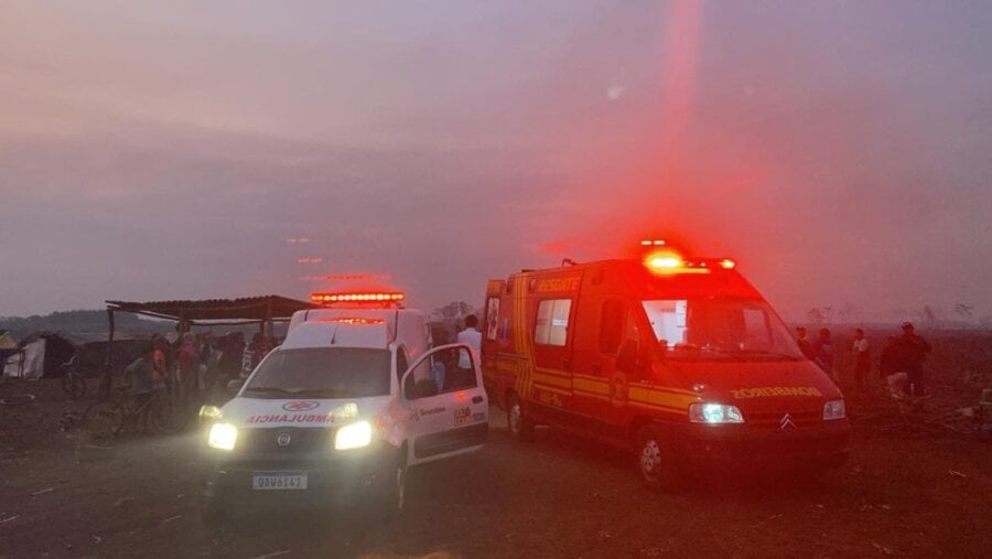 Ambulâncias prestam socorro a indígenas Guarani e Kaiowá gravemente feridos em ataque de jagunços às retomadas de Douradina. Foto: Divulgação/Aty Guasu