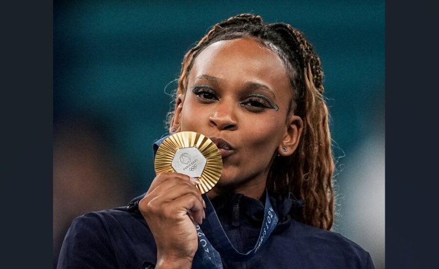 Rebeca Andrade superou a favorita Simone Biles no solo e se tornou a maior medalhista olímpica do Brasil na história. Foto: Alexandre Loureiro/COB