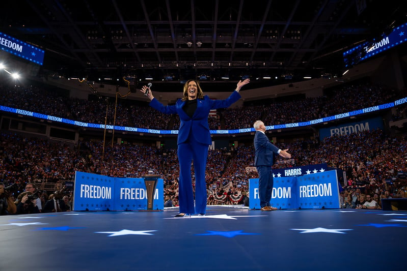 Kamala Harris e seu candidato a vice, Tim Walz, em atividade eleitoral em Milwaukee. Foto: Eric Elofson/Harris for President