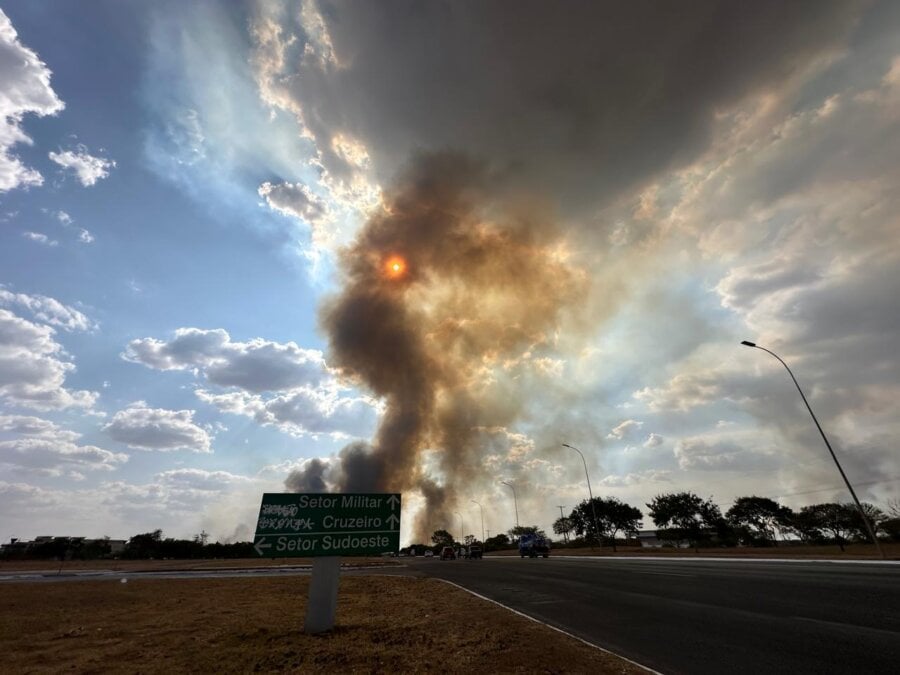 Fumaça de incêndio na Floresta Nacional de Brasília cobre o céu da capital federal. Foto: Sylvio Costa/Congresso em Foco